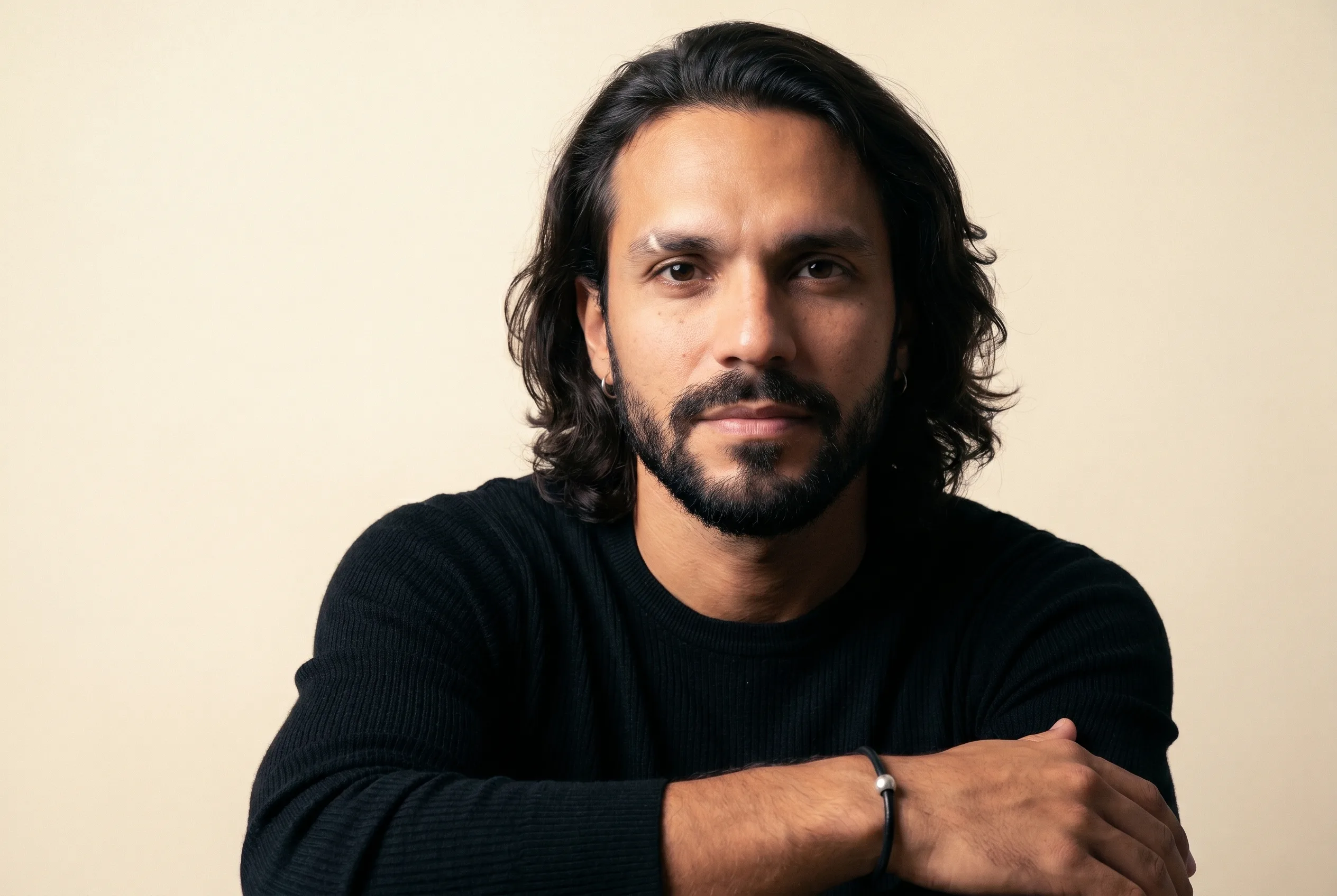 Annie Leibovitz-style cropped editorial portrait of a São Paulo AI ad operator with calm direct gaze on a warm-cream backdrop, Playcut Imagen generation